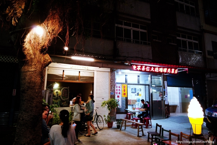 高雄左營│冰品】散步路徑│盤腿坐在樹下悠閒吃著冰，轉個彎找尋亮著燈的那戶│每日口味皆不同，趕快去粉絲團看看今日驚喜