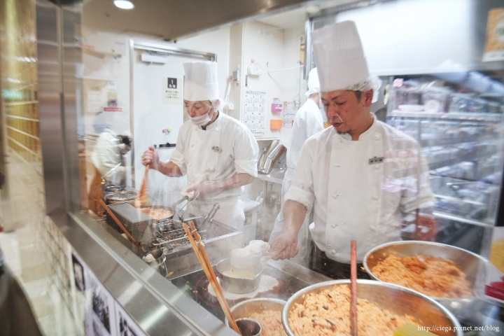 大阪美食│北極星蛋包飯【拖著媽媽去關西】│大丸梅田逛街購物超方便，蛋皮柔軟醬汁甜，百年老店蛋包飯樸實卻又細緻