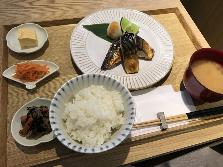 [食記] 小器食堂。日式定食--鹽烤鯖魚、漢堡排(中山站)