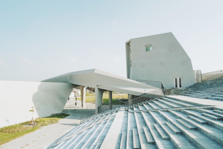 【台南七股】『七股遊客中心』私房景點♡錯綜交錯的線條與灰白底色，一窗一格透出海水鹹味和台南的溫暖│IG 最新打卡熱門景點，目前尚未啟用請好好愛護!!