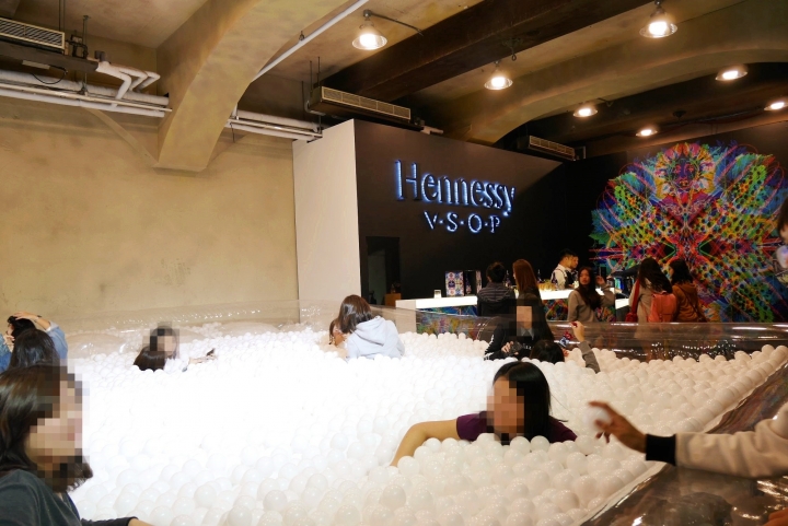 【台北華山文創園區 | 展覽】專屬大人的遊樂場 x 超好玩白色球池 ∞ GQ夜博館 Good Night Museum