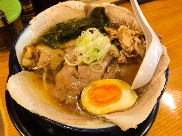 【美食。食記】東京澀谷 瘦肉滿溢 風味清爽 らーめん たけ虎 拉麵 油麵 有小雞腿的拉麵