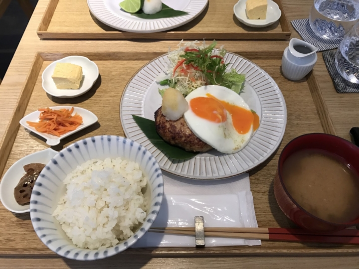 [食記] 小器食堂。日式定食--鹽烤鯖魚、漢堡排(中山站)