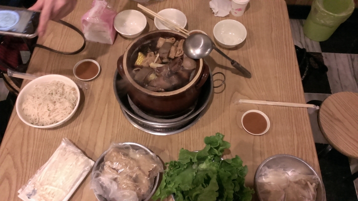 [羊肉爐]苗栗竹南越式羊肉爐~很有名氣~一大堆人來吃~要排隊~不油的湯頭~羊肉騷味不重~冬天進補好選擇