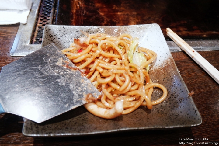 大阪美食│法善寺三平お好み焼き【拖著媽媽去關西】│近心齋橋道頓崛，大阪燒上有座配料山不誇張，日本美食部落格大力推薦好吃大阪燒