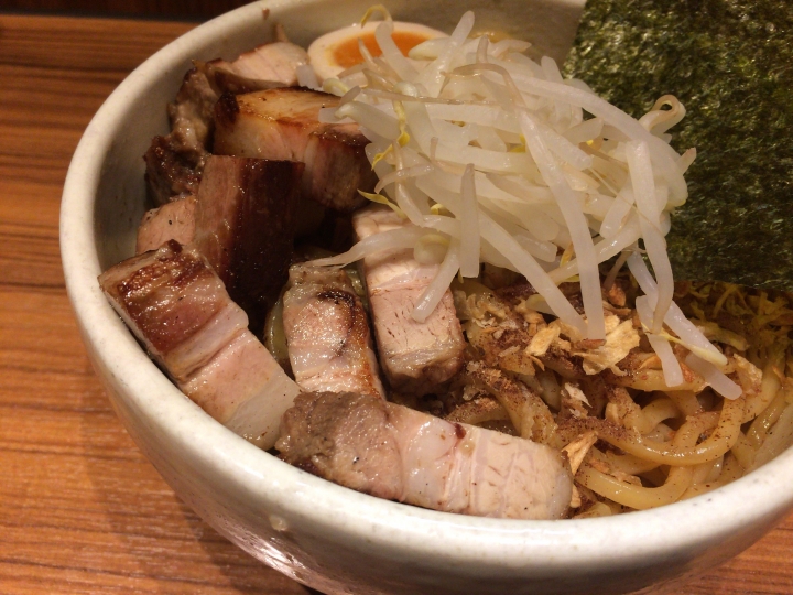 【美食。食記】東京 大塚 麵體香彈 油鹹合度 汁なし破顔 拌麵 拉麵 師傅幫你拌好的麵