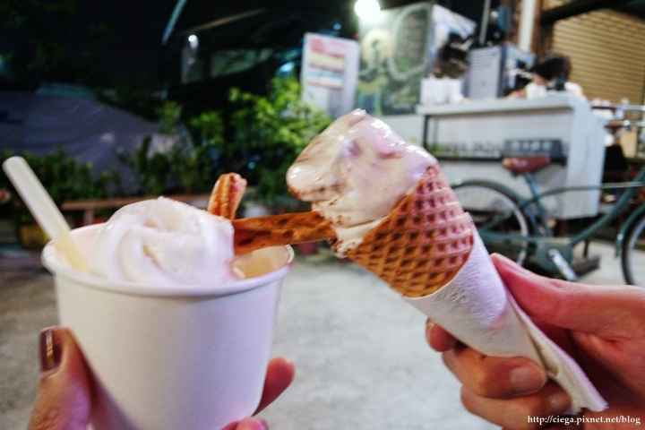 高雄左營│冰品】散步路徑│盤腿坐在樹下悠閒吃著冰，轉個彎找尋亮著燈的那戶│每日口味皆不同，趕快去粉絲團看看今日驚喜