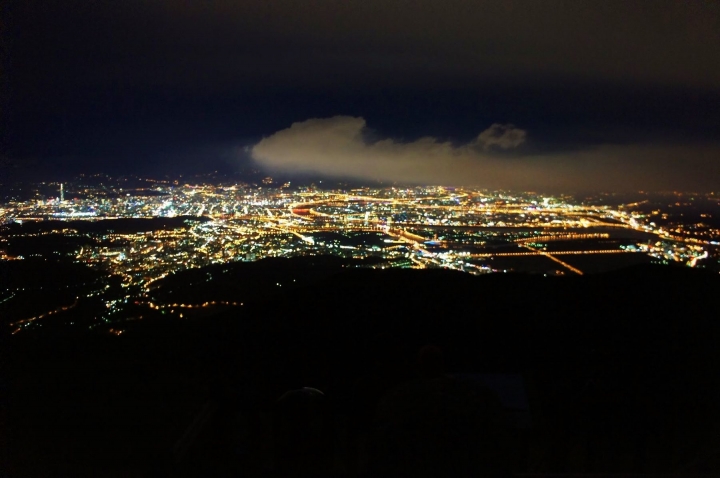 【台北大屯山 | 景點】絕美夕陽與璀璨夜景兼具的大屯山助航站