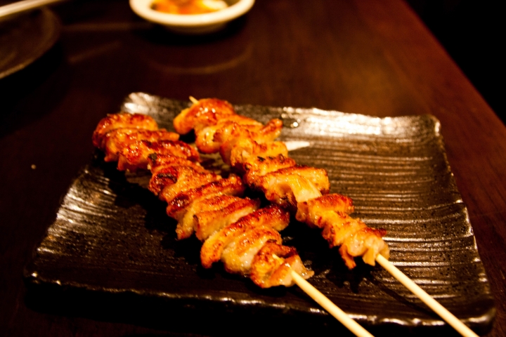 【美食。食記】東京 池袋 雞肝血嫩 肉汁四溢 韓二郎 串燒 居酒屋 推薦 激生嫩肝！血汁滿溢的暗紅果凍