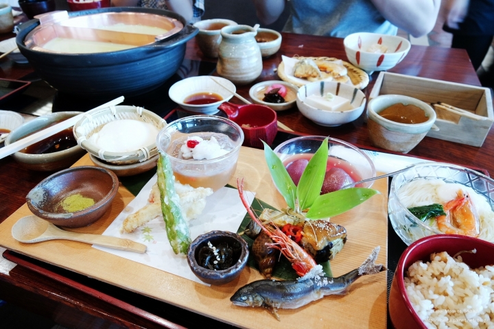 京都料理│清水 順正 おかべ家【拖著媽媽去關西】│清水寺前的巷弄京料理名店，自己在鍋裡現撈豆皮，多種精緻豆腐料理獲得媽媽稱讚