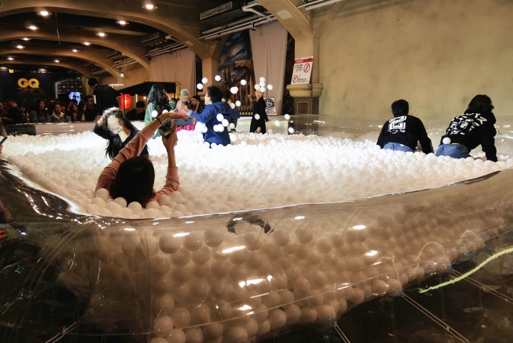 【台北華山文創園區 | 展覽】專屬大人的遊樂場 x 超好玩白色球池 ∞ GQ夜博館 Good Night Museum