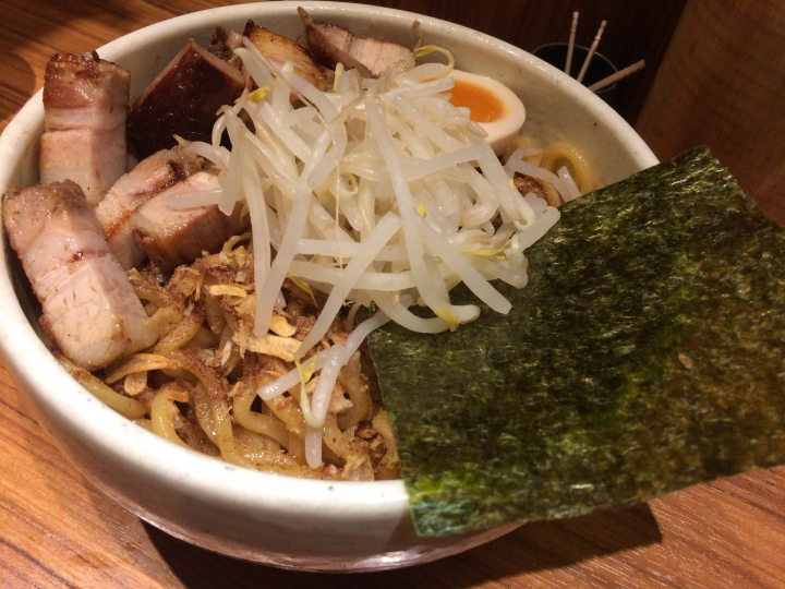 【美食。食記】東京 大塚 麵體香彈 油鹹合度 汁なし破顔 拌麵 拉麵 師傅幫你拌好的麵