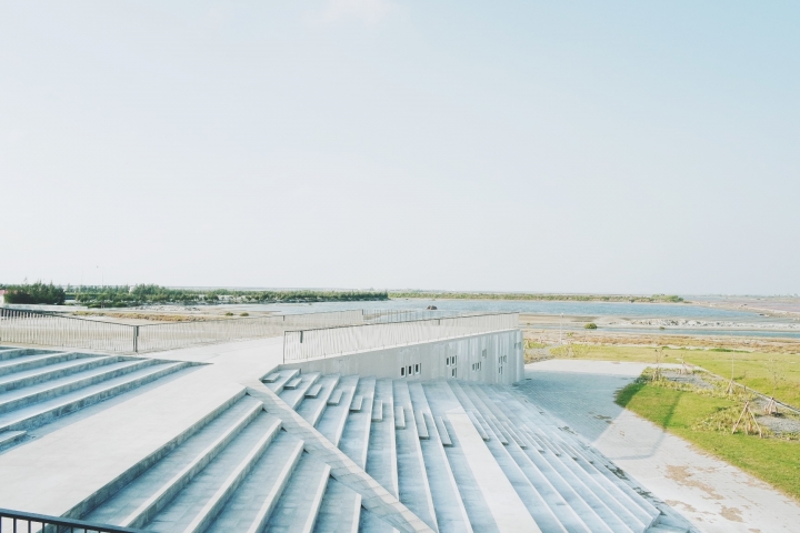 【台南七股】『七股遊客中心』私房景點♡錯綜交錯的線條與灰白底色，一窗一格透出海水鹹味和台南的溫暖│IG 最新打卡熱門景點，目前尚未啟用請好好愛護!!