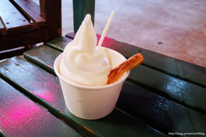 高雄左營│冰品】散步路徑│盤腿坐在樹下悠閒吃著冰，轉個彎找尋亮著燈的那戶│每日口味皆不同，趕快去粉絲團看看今日驚喜