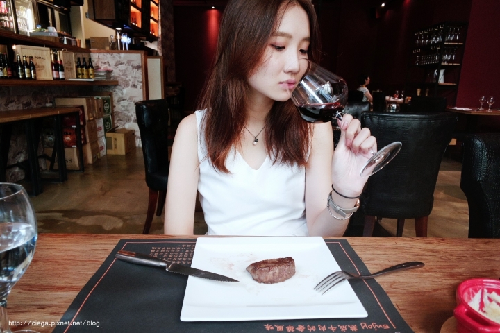 【高雄前鎮│牛排】Beer Beef比爾比夫和牛熟成館│一次享受乾式熟成牛排特有香氣與濕式熟成牛排甜度飽滿，佐杯紅酒搭配精緻頂級prime等級牛肉讓人融化│適合節日慶祝或是正式約會