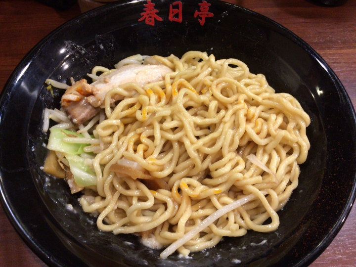 【美食。食記】東京池袋 油香逼人 女性頗愛 春日亭 拉麵 油麵 油王！女性喜愛的幾種吃法