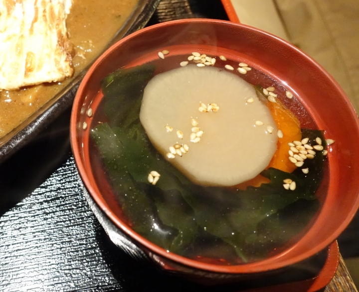 [食記] 新竹 籽田野菜屋。意想不到的美味蔬食料理--咖哩蛋包飯、野菇炊飯