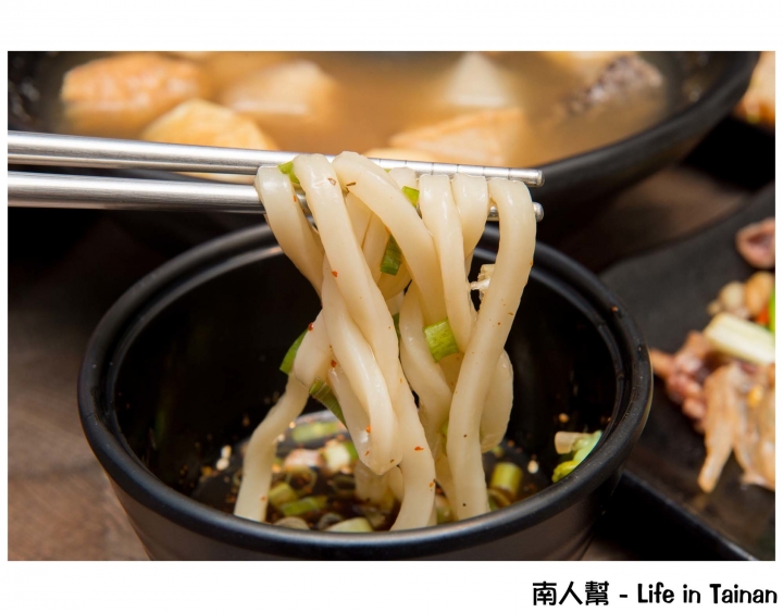 【台南安平區-美食】關東煮外還有炸物.烤物.飯麵等多種美食│微涼天氣來暖身~~古咕手作關東煮