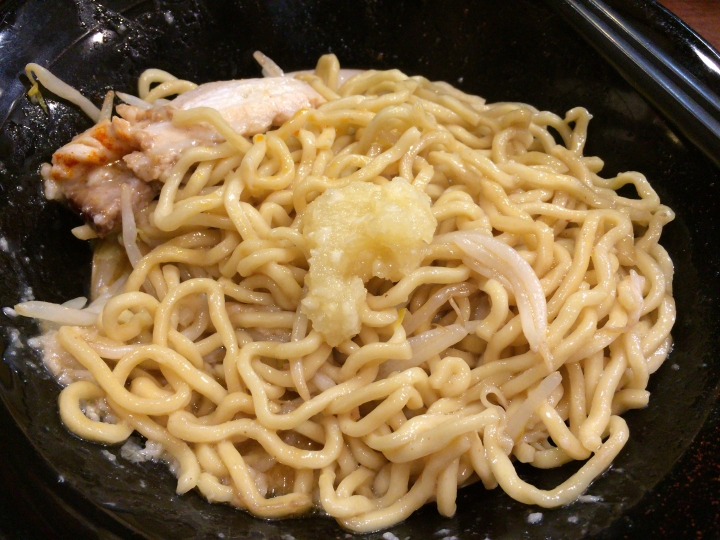 【美食。食記】東京池袋 油香逼人 女性頗愛 春日亭 拉麵 油麵 油王！女性喜愛的幾種吃法