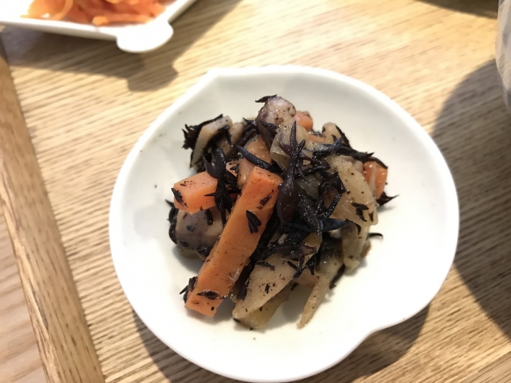 [食記] 小器食堂。日式定食--鹽烤鯖魚、漢堡排(中山站)
