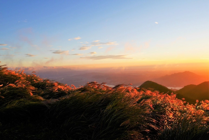 【台北大屯山 | 景點】絕美夕陽與璀璨夜景兼具的大屯山助航站