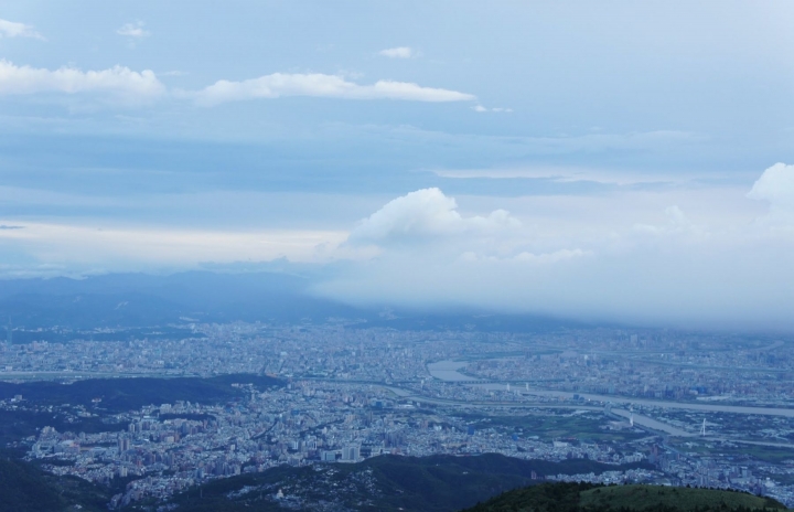 【台北大屯山 | 景點】絕美夕陽與璀璨夜景兼具的大屯山助航站