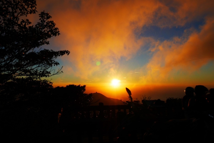 【台北大屯山 | 景點】絕美夕陽與璀璨夜景兼具的大屯山助航站
