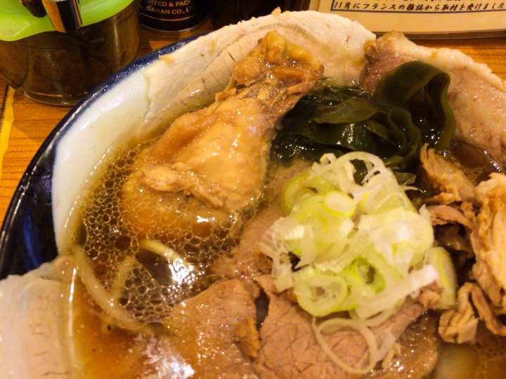 【美食。食記】東京澀谷 瘦肉滿溢 風味清爽 らーめん たけ虎 拉麵 油麵 有小雞腿的拉麵