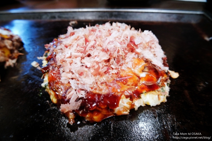 大阪美食│法善寺三平お好み焼き【拖著媽媽去關西】│近心齋橋道頓崛，大阪燒上有座配料山不誇張，日本美食部落格大力推薦好吃大阪燒