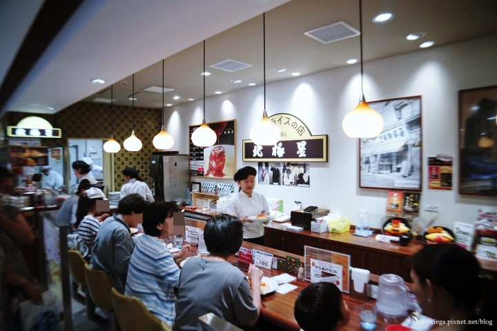 大阪美食│北極星蛋包飯【拖著媽媽去關西】│大丸梅田逛街購物超方便，蛋皮柔軟醬汁甜，百年老店蛋包飯樸實卻又細緻