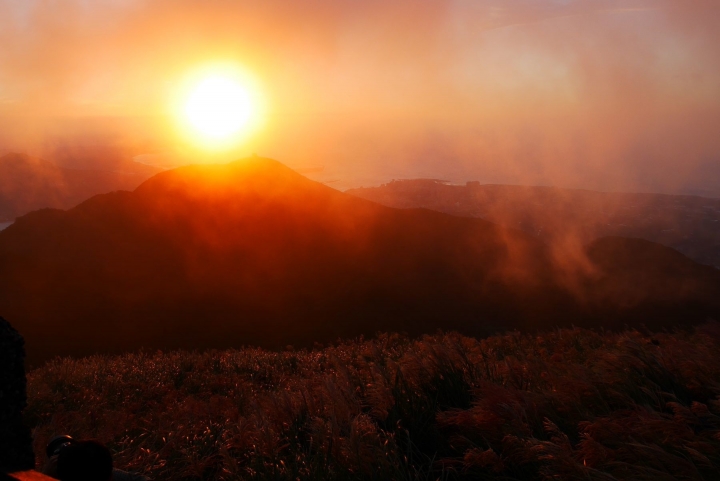 【台北大屯山 | 景點】絕美夕陽與璀璨夜景兼具的大屯山助航站