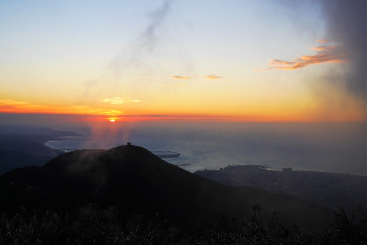 【台北大屯山 | 景點】絕美夕陽與璀璨夜景兼具的大屯山助航站