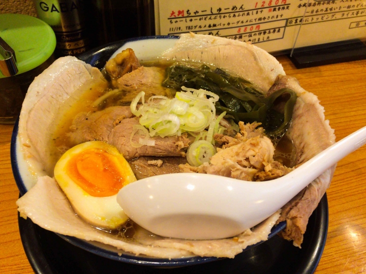【美食。食記】東京澀谷 瘦肉滿溢 風味清爽 らーめん たけ虎 拉麵 油麵 有小雞腿的拉麵
