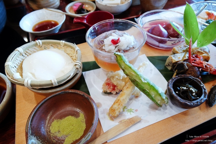 京都料理│清水 順正 おかべ家【拖著媽媽去關西】│清水寺前的巷弄京料理名店，自己在鍋裡現撈豆皮，多種精緻豆腐料理獲得媽媽稱讚