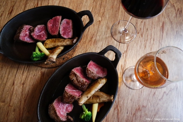 【高雄前鎮│牛排】Beer Beef比爾比夫和牛熟成館│一次享受乾式熟成牛排特有香氣與濕式熟成牛排甜度飽滿，佐杯紅酒搭配精緻頂級prime等級牛肉讓人融化│適合節日慶祝或是正式約會