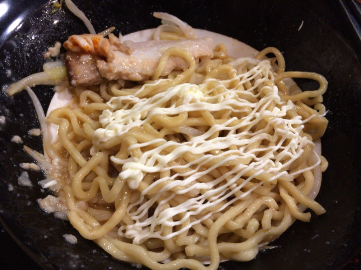 【美食。食記】東京池袋 油香逼人 女性頗愛 春日亭 拉麵 油麵 油王！女性喜愛的幾種吃法