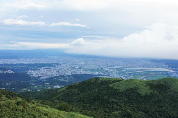 【台北大屯山 | 景點】絕美夕陽與璀璨夜景兼具的大屯山助航站