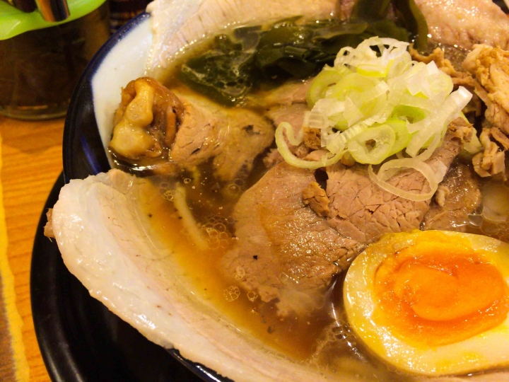 【美食。食記】東京澀谷 瘦肉滿溢 風味清爽 らーめん たけ虎 拉麵 油麵 有小雞腿的拉麵