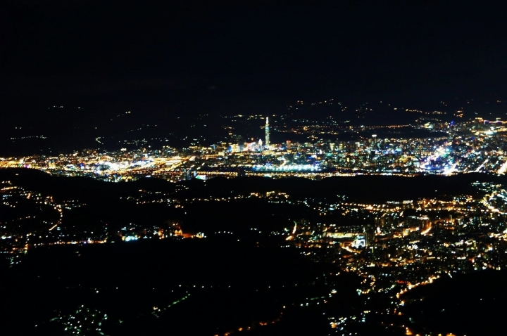 【台北大屯山 | 景點】絕美夕陽與璀璨夜景兼具的大屯山助航站