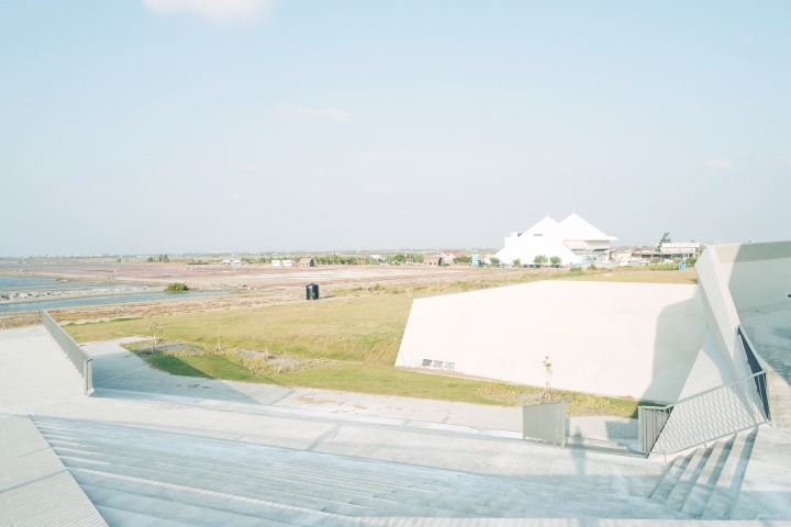 【台南七股】『七股遊客中心』私房景點♡錯綜交錯的線條與灰白底色，一窗一格透出海水鹹味和台南的溫暖│IG 最新打卡熱門景點，目前尚未啟用請好好愛護!!