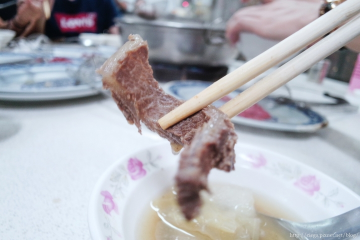 【高雄湖內│牛肉料理】湖東牛肉館│除了台南阿裕外的高雄隱藏現切牛肉涮涮鍋，每日限量供應現切鮮美牛肉片，鮮嫩入口即化的涮牛肉│沒有電話訂位吃不到呀!