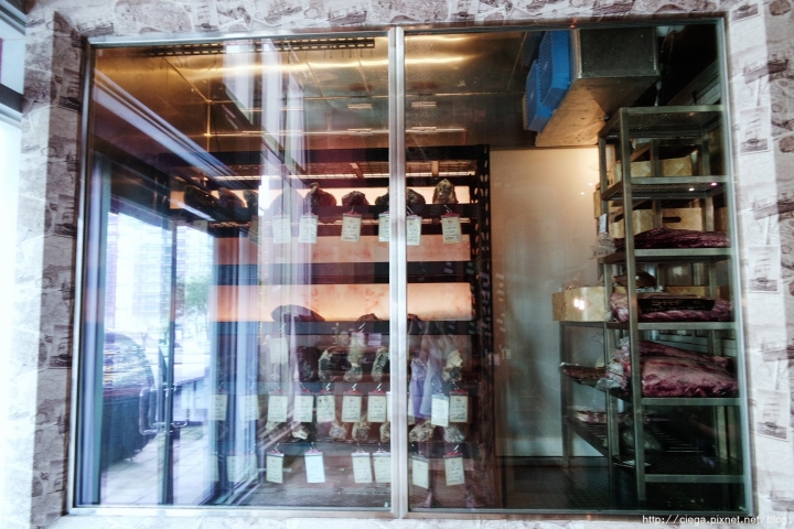 【高雄前鎮│牛排】Beer Beef比爾比夫和牛熟成館│一次享受乾式熟成牛排特有香氣與濕式熟成牛排甜度飽滿，佐杯紅酒搭配精緻頂級prime等級牛肉讓人融化│適合節日慶祝或是正式約會