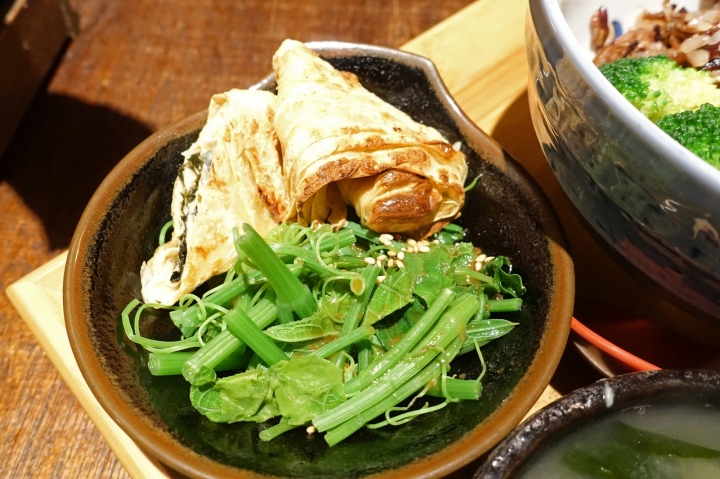 [食記] 新竹 籽田野菜屋。意想不到的美味蔬食料理--咖哩蛋包飯、野菇炊飯