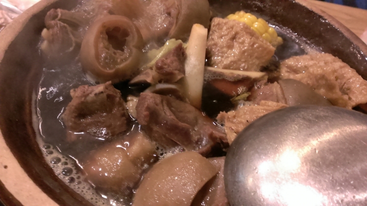 [羊肉爐]苗栗竹南越式羊肉爐~很有名氣~一大堆人來吃~要排隊~不油的湯頭~羊肉騷味不重~冬天進補好選擇
