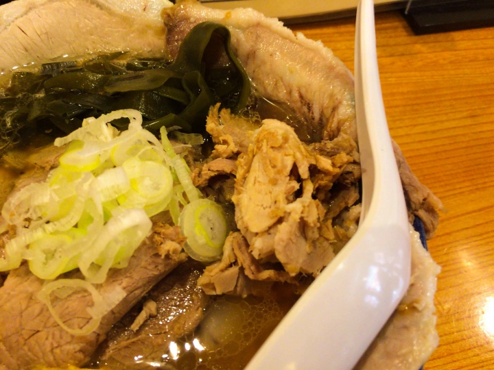 【美食。食記】東京澀谷 瘦肉滿溢 風味清爽 らーめん たけ虎 拉麵 油麵 有小雞腿的拉麵