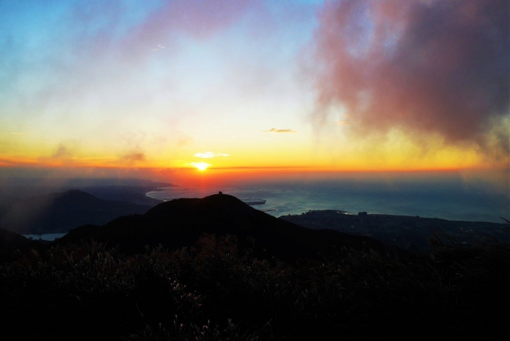 【台北大屯山 | 景點】絕美夕陽與璀璨夜景兼具的大屯山助航站
