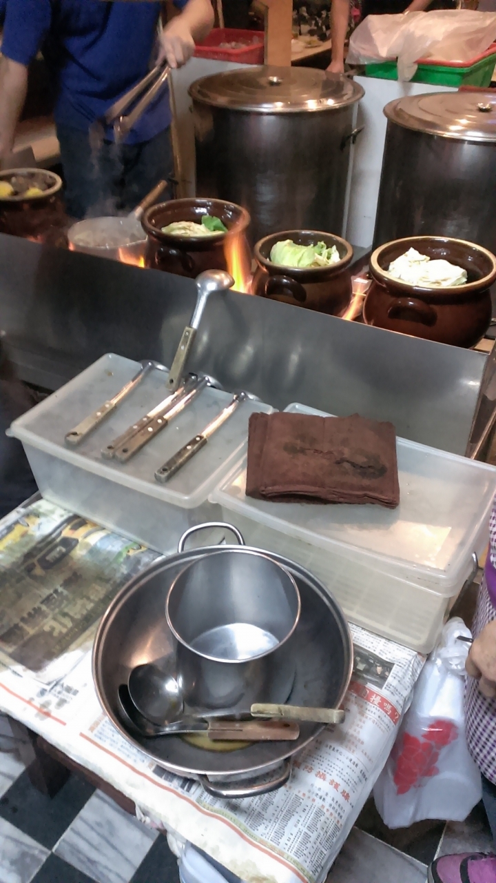 [羊肉爐]苗栗竹南越式羊肉爐~很有名氣~一大堆人來吃~要排隊~不油的湯頭~羊肉騷味不重~冬天進補好選擇