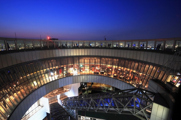 【玩 日本】大阪 梅田空中庭園展望台360度大阪無敵夜景(含交通介紹)
