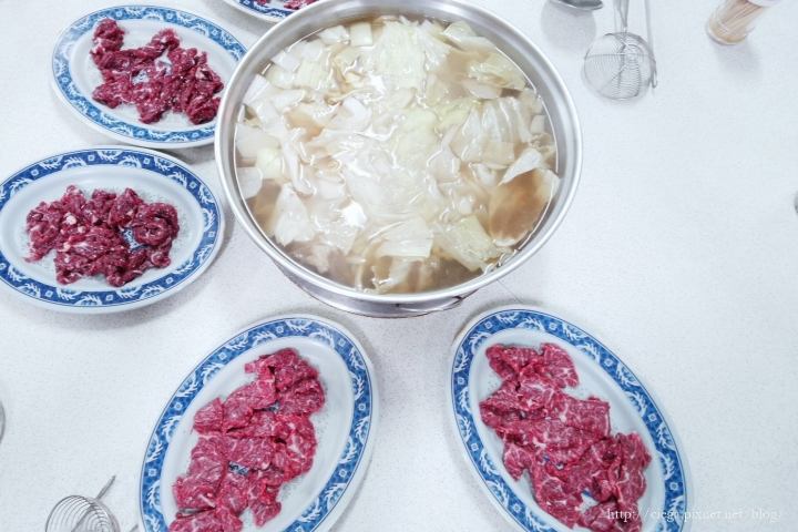 【高雄湖內│牛肉料理】湖東牛肉館│除了台南阿裕外的高雄隱藏現切牛肉涮涮鍋，每日限量供應現切鮮美牛肉片，鮮嫩入口即化的涮牛肉│沒有電話訂位吃不到呀!