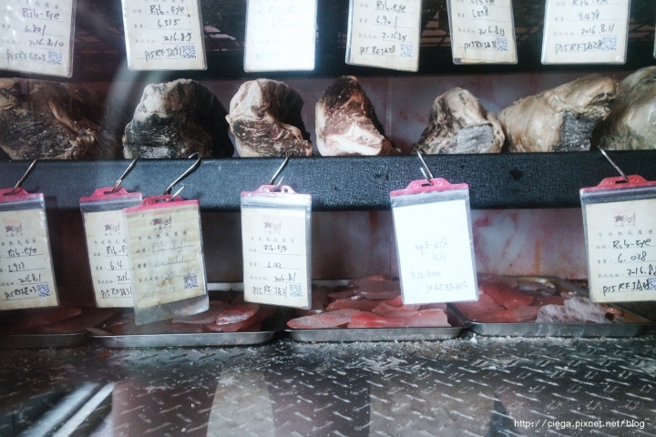 【高雄前鎮│牛排】Beer Beef比爾比夫和牛熟成館│一次享受乾式熟成牛排特有香氣與濕式熟成牛排甜度飽滿，佐杯紅酒搭配精緻頂級prime等級牛肉讓人融化│適合節日慶祝或是正式約會